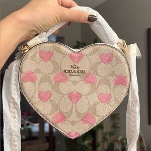 COACH Heart Crossbody In Signature Canvas With Heart Print - 2024💗